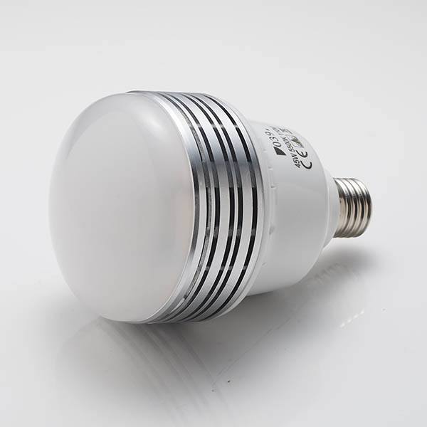 昔、クールビームライトって明るいとおもっていたので「45W高演色LED電球」と比べてみたところ….. | 使える機材 Blog！